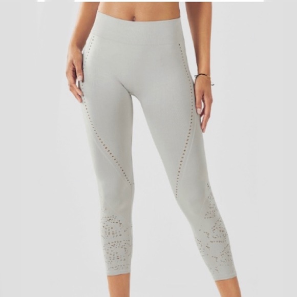 ✨HP✨ Fabletics Seamless High-Waisted Solid Capri - Picture 2 of 7